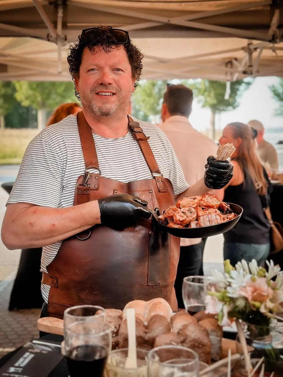 Douwe Piet met een pan vlees tijdens een evenement