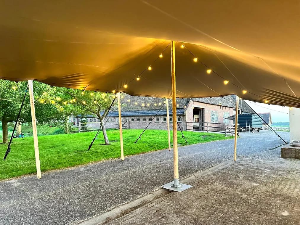 Gouden stretchtent met sfeerverlichting