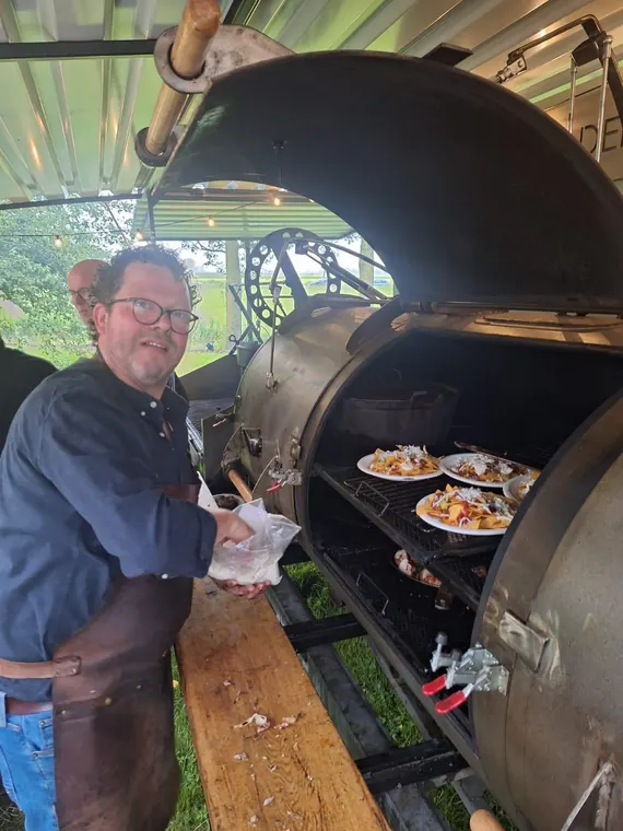 Douwe Piet aan het werk bij de smoker