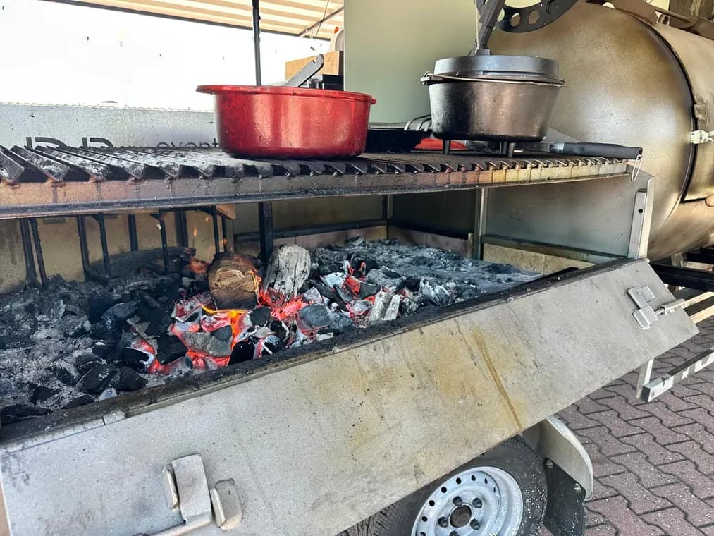 Gloeiende kolen onder de grill